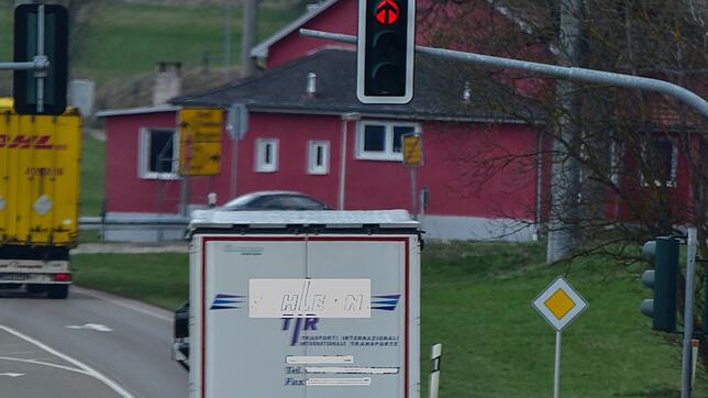 Ein Lastwagen fährt deutlich bei Rot über die Ampelanlage an der Bundesstraße bei Peterzell. Situationen wie diese beobachten die ...