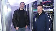 Stolz auf die neue Rechenzentrale: die städtischen ITler Sebastian Cantarero (links) und Ulrich Greilinger. Bild: Martin Himmelheber