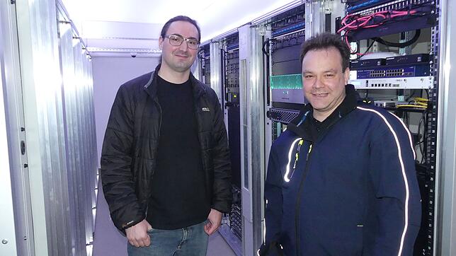 Stolz auf die neue Rechenzentrale: die städtischen ITler Sebastian Cantarero (links) und Ulrich Greilinger. Bild: Martin Himmelheber
