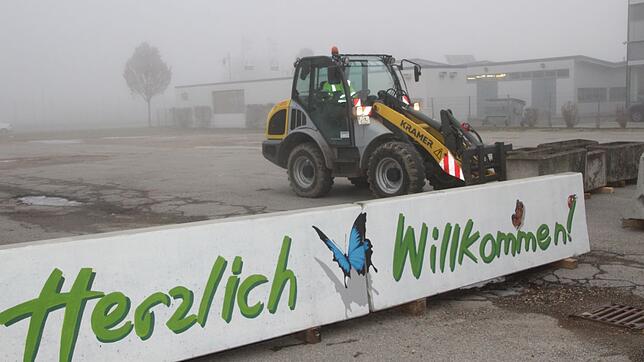 Der Platz zwischen der Hauptstraße und der Winklerstraße, wo im Winter die Eisbahn steht, ist ab sofort für den parkenden Verkehr ...