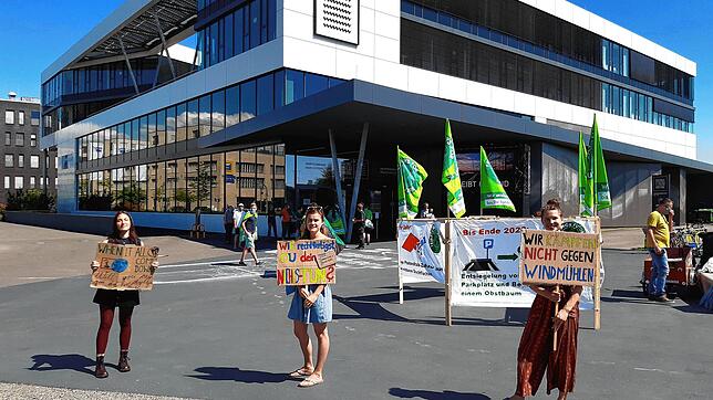 Vor dem Bodenseeforum demonstrierten Mitglieder von Fridays for Future.