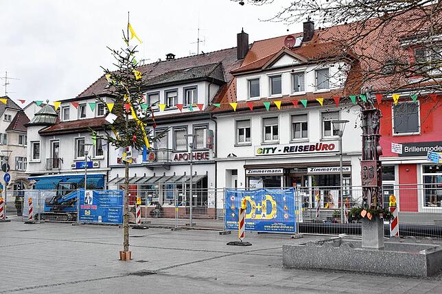 Der Narrenbaum auf dem Oberrheinplatz in Rheinfelden.