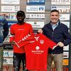 Rückkehrer: Lamin Colley (2. von links) wechselt vom FC Wittlingen wieder ins Lörracher Grütt. Die Trainer Tiziano Di Domenico (links) ...