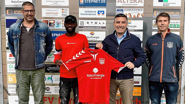 Rückkehrer: Lamin Colley (2. von links) wechselt vom FC Wittlingen wieder ins Lörracher Grütt. Die Trainer Tiziano Di Domenico (links) ...