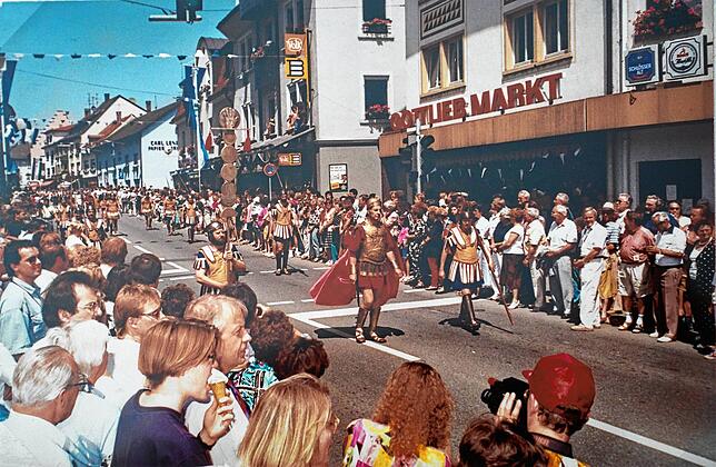 Die Innenstadt war zum Festumzug gut gefüllt mit Zuschauern. Die Römischen Legionäre zogen als erste von 17 historischen Gruppen durch ...
