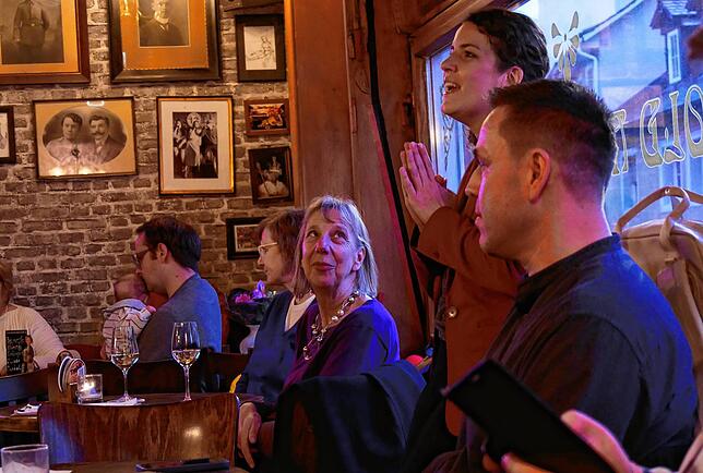 Im Konstanzer Old Mary‘s Pub verfolgt die Kreis-SPD die ersten Hochrechnungen der Bundestagswahl 2025. Kandidatin Lina Seitzl spricht zu ...