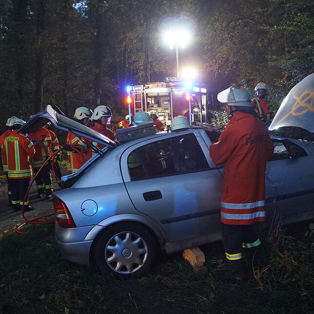 Bild 6: Was tun, wenn’s kracht? Das übt die Allensbacher Feuerwehr mit diesem aufwändig inszenierten Unfallszenario