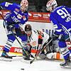 Schwenningens Allrounder Marius Möchel (rechts) soll gegen Wolfsburg in der Abwehr den gesperrten Will Weber ersetzen.