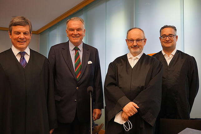 Albrecht Graf von Brandenstein-Zeppelin (Zweiter von links) und seine Anwälte Stephan Schauhoff, Wolfgang Roth und Christian Kirchhain ...