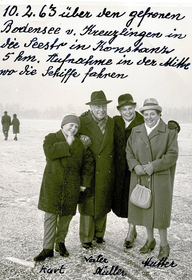 Ein Bild aus dem Fotoalbum der Familie Köberlin. Hier posieren (von links) Kurt und Wilhelm Köberlin, Frau Müller und Luise Köberlin für ...