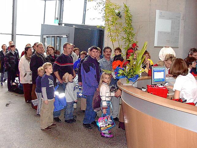 1. November 2003: Gegen 10 Uhr hatten die Mitarbeiter der Therme bereits alle Hände voll zu tun, um den Ansturm der Bade- und ...