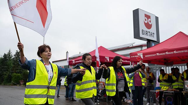 Die Gewerkschaft fordert ein Einstiegsgehalt von 3.000 Euro für die Birtat-Mitarbeiter. (Archivbild)