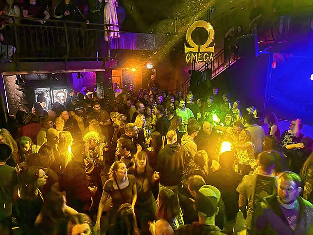Die Tanzfläche ist voll, der Laden brummt. Hier bei der Eröffnungsfeier des Omega-Clubs im März.