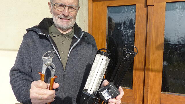 Herbert Grau und weitere begabte Hobby-Handwerker stehen am Dienstagnachmittag bereit, um im Pfarrheim Defektes zu reparieren.