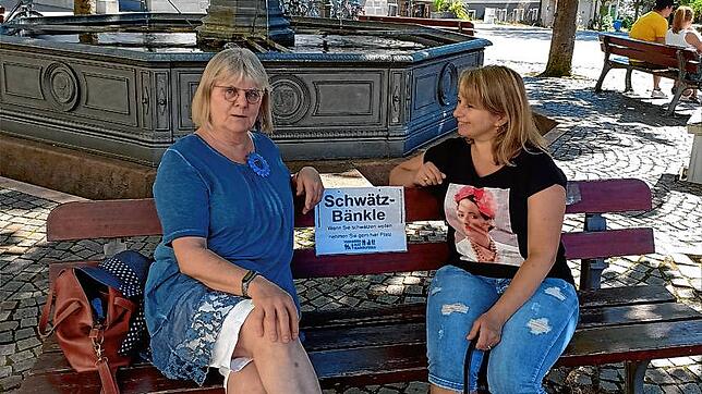 Auf dem Schwätzbänkle (v.l.): Gabriele Vogt und Swenja Otto.