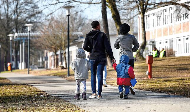 Eine geflüchtete Familie ist zu Fuß in der Landeserstaufnahmestelle (LEA) in Sigmaringen (Baden-Württemberg) unterwegs.
