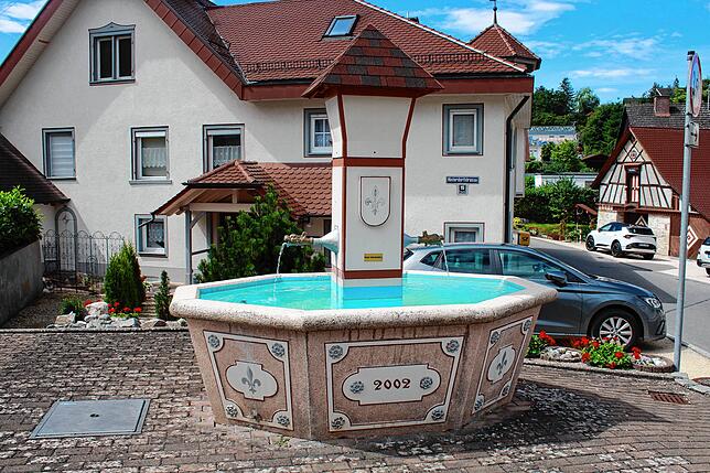Im Ort gibt es mehrere Brunnen. Dieser steht gegenüber der Postagentur.