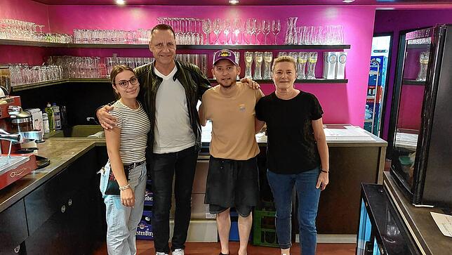 Servicekraft Zarah Flakowski, Wolfgang Schrenk, Koch Waldemar Andruhovic und Birgit Schrenk in der Bildergasse. Die beiden Betreiber ...