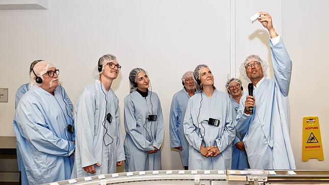Die Bundestagsabgeordnete Nina Seizl (SPD, Mitte) beim Besuch des Takeda-Standortes in Singen. Dabei wurde auch über das Aus von Takeda ...