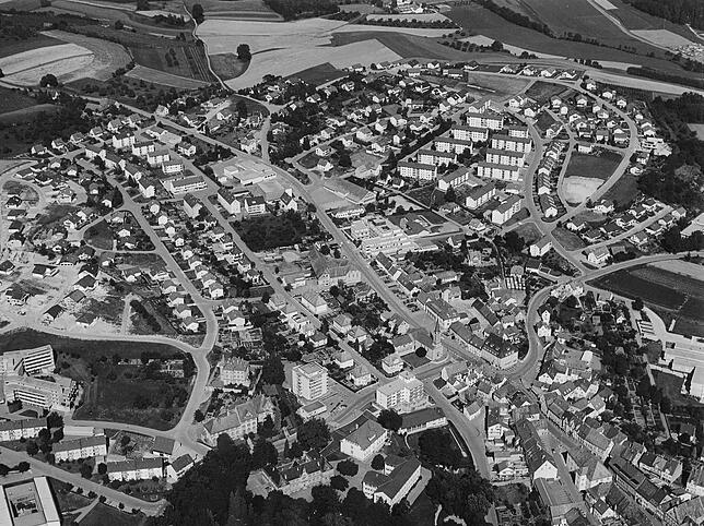 Ein Luftbild von Gesamt-Stockach aus dem August 1975.