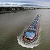Ein Frachtschiff fährt auf dem Rhein bei Speyer (Aufnahme aus dem Jahr 2006).