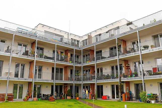 Fast mediterran mutet die Gartenseite des besonderen Mehrfamilienhauses an der Villinger Straße an.
