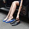 Gerade im Sommer fragen sich viele: Darf man mit Badeschlappen eigentlich Auto fahren oder muss man die Schuhe vor der Fahrt wechseln?