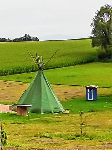 In Lottstetten wurde neben dem Gemeinschaftsraum (Bauwagen) ein kleines Toilettenhäuschen aufgestellt.