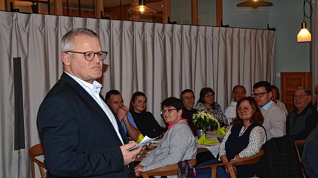 Ortsvorsteher Bernd Brielmayer begrüßt Riedheimer Bürger zum traditionellen Rehessen in der Hepbacher Landgasthof &bdquo;Linde&ldquo;. ...