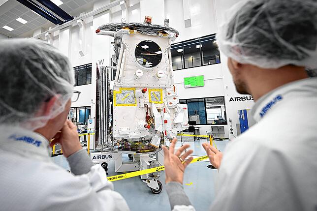 Ingenieure stehen in Immenstaad vor einem neuen Wettersatelliten. Große, teure und komplexe Systeme sind die Spezialität der ...
