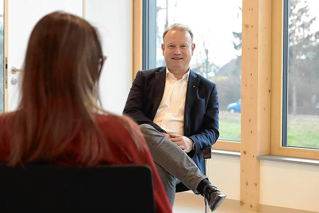 Jan Zeitler im Jahresend-Interview. Am Gesprächstermin nimmt auch die städtische Pressesprecherin Andrea Winkler teil.