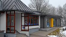 Auf dem Flachdach des Anbaus an den Kindergarten Villa Kunterbunt soll eine PV-Anlage installiert werden. Bild: Christiane Sahli