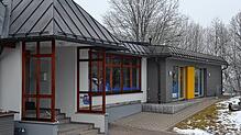 Auf dem Flachdach des Anbaus an den Kindergarten Villa Kunterbunt soll eine PV-Anlage installiert werden. Bild: Christiane Sahli