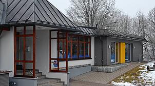 Auf dem Flachdach des Anbaus an den Kindergarten Villa Kunterbunt soll eine PV-Anlage installiert werden. Bild: Christiane Sahli