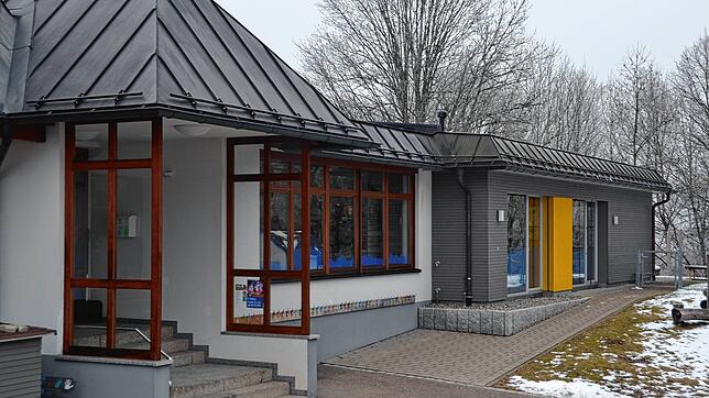 Auf dem Flachdach des Anbaus an den Kindergarten Villa Kunterbunt soll eine PV-Anlage installiert werden. Bild: Christiane Sahli