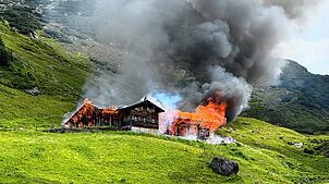 Am Montag, 23. Juni, kurz vor 10.45 Uhr, hat die Notruf- und Einsatzleitzentrale St. Gallen die Meldung vom Brand eines Alpgebäudes beim ...