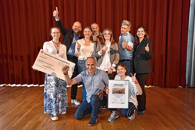 Das Gymnasium am Deutenberg Schwenningen freut sich über ihr Preisgeld: 2000 Euro gibt es bei der Leserabstimmung.