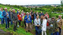 Eine muntere, interessierte Truppe SÜDKURIER-Leser genießt die kleine Tour durch die Reben mit Verkostung Markdorfer Weine, die ...
