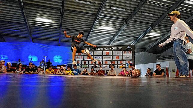 Fußball Freestyler Patrick Bäurer aus Hondingen bei seiner Show in der Kategorie Einzel bei der WM in Prag. Bild: Chris Bröker