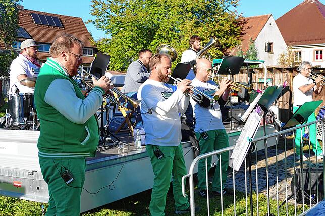 Bild 1: Bilder der Feuerwehrkapelle mit ihrem neuen Format &bdquo;The Show Must Go On&ldquo;