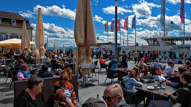 Die Gastronomie hat im Bodenseekreis schon einige Zeit wieder geöffnet. Ab Montag könnte die Testpflicht in der Außengastronomie entfallen.