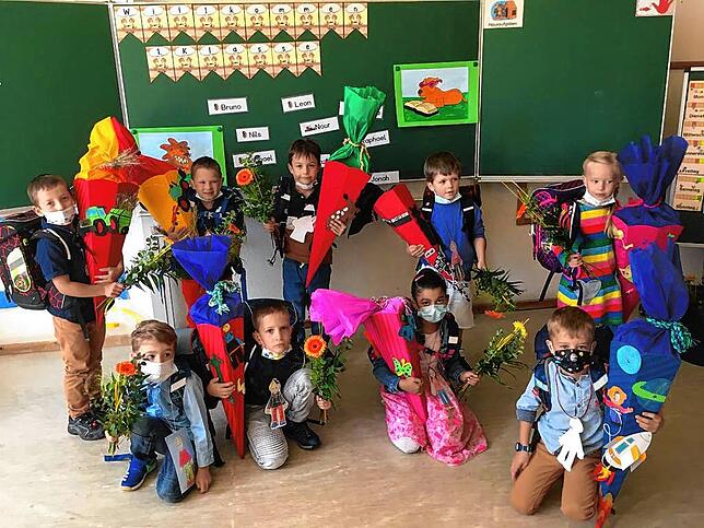 Die Erstklässler der Grundschule Leipferdingen. Eingeschult wurden neun Erstklässler. Klassenlehrerin ist Christiane Spaethe.