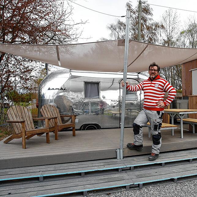 Christian Metzger, Architekt und Betreiber des Campingplatzes Bruderhofer, hat den nostalgischen Airstream restauriert, davor eine ...