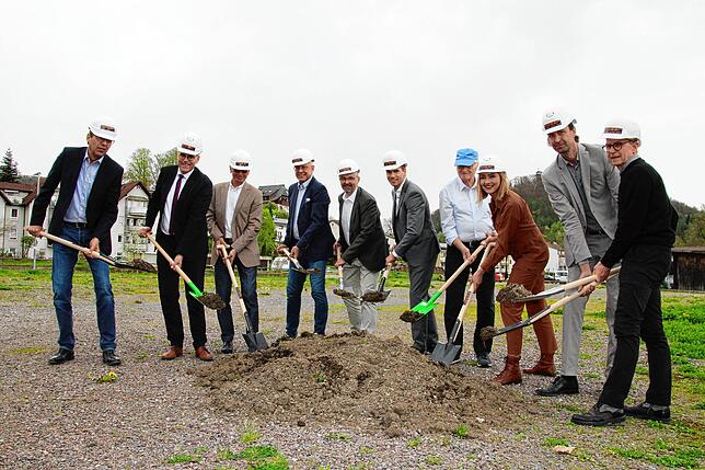 Sie freuen sich beim Spatenstich auf den Bau des künftigen Hospiz in Tiengen (von links): Volker Lüdke (Moser Bau), Landrat Martin ...
