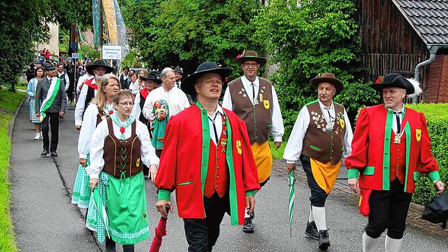 Beim morgendlichen Festumzug ziehen die Seelfinger Schützen mit den anderen Schützenvereinen und örtlichen Vereinen durch den Ort.