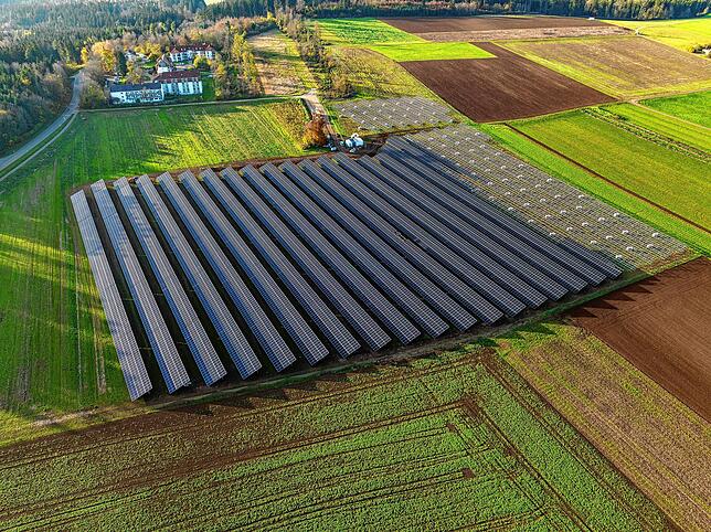 Gegen die neue PV-Anlage gab es keine Einwände. Links sind die fertig montierten, dunklen Module zu sehen, rechts die noch nicht ...