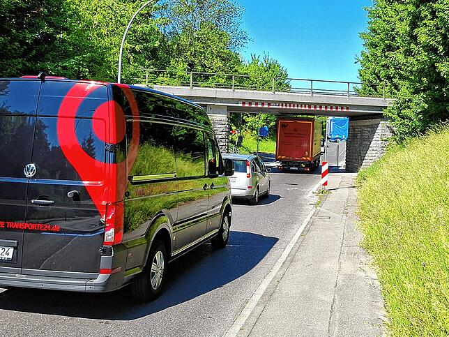 Grad noch ein Muggeseggele Luft: Zentimeterweise bugsiert der Lkw-Fahrer sein Gefährt unter der Bahnunterführung in Efrizweiler ...