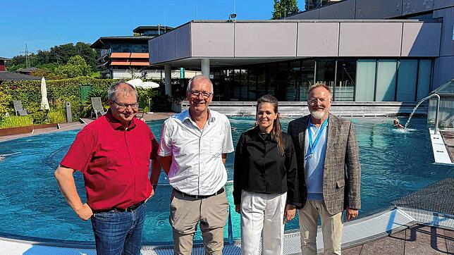 Besitzerwechsel im Aqualon: Bürgermeister Alexander Guhl, mit den Geschäftsführern von Stiftung Bad Zurzach Isabelle Strub, Aqualon ...
