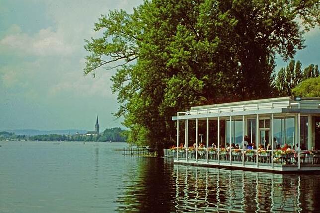 Liegt da wie ein Hausboot: Das Strandcafé in Radolfzell ohne Strand.