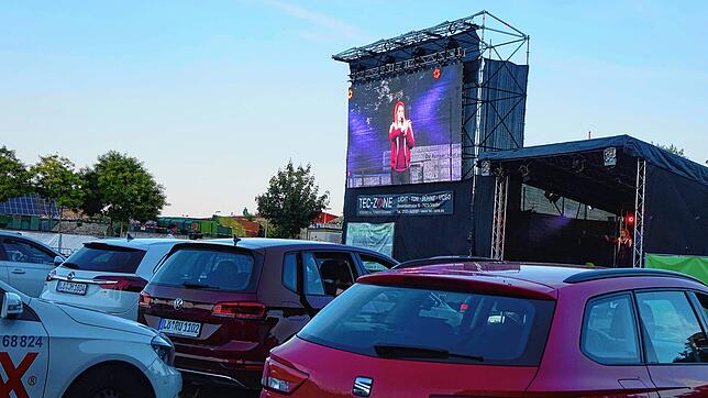 Kritik im Zusammenhang mit dem Auto-Kultur-Sommer, hier ein Bild vom Auftritt mit Hazel Brugger, gibt es an Kulturamtsleiter Claudius Beck.